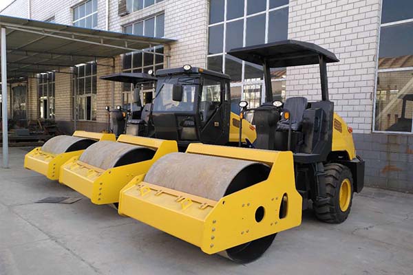 <a href='http://www.kslhk.cn' target='_blank'>壓路機(jī)</a>廠家