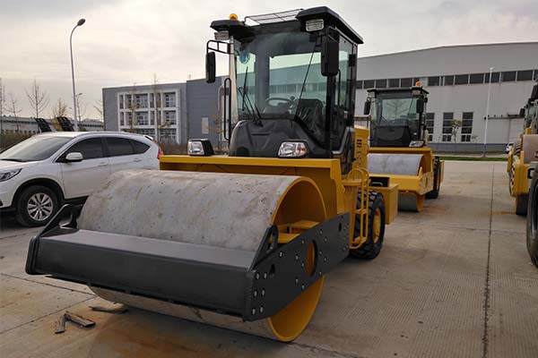 振動(dòng)<a href='http://www.kslhk.cn' target='_blank'>壓路機(jī)</a>